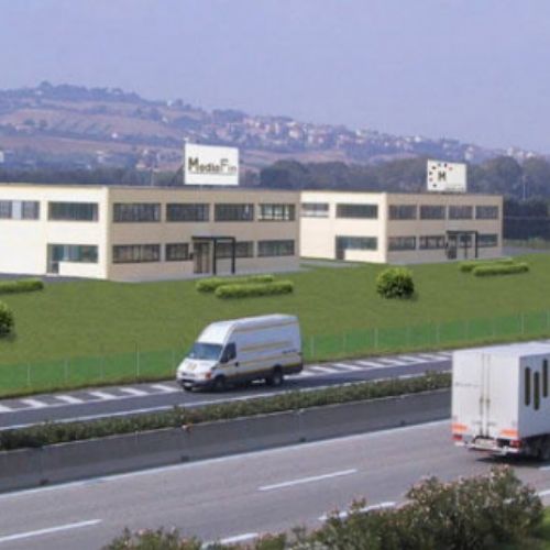 limpieza fotográfica de la planta e inserción de carteles